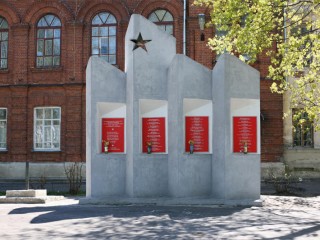 Памятник выпускникам школы №1, погибшим в Великой Отечественной войне